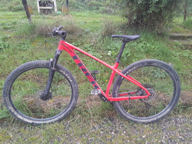 Trek Marlin 8 Gen 2 2023 2023 Mountainbike usato, Rosso — immagine 2 di 3