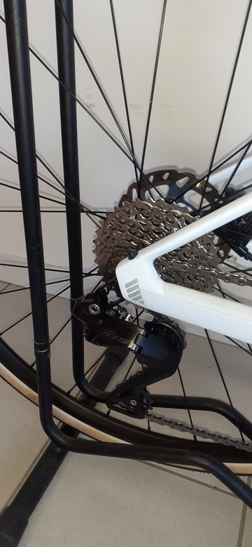 Used BMC Roadmachine FOUR 2024 2024 Road & Gravel, White — image 6 of 7