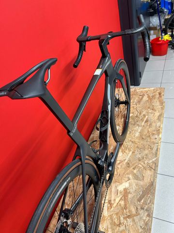 Used BMC Teammachine R Shimano Ultegra Di2 2027 Road & Gravel, Black — image 7 of 9