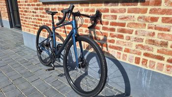 Used Giant Revolt SRAM Apex 2024 Road & Gravel, Blue — image 2 of 3