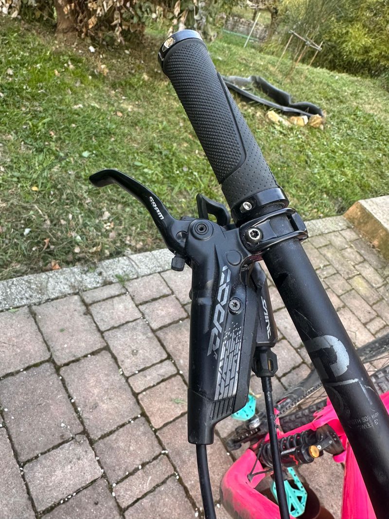 Used Giant Reign Shimano Saint 2019 Mountainbike, Purple — image 2 of 8
