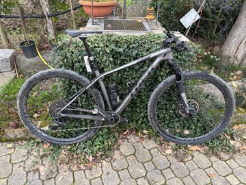 Used Trek Procaliber 9.8 SL 2018 2018 Mountainbike, Light Gray, 27.5, 29 — image 1 of 14
