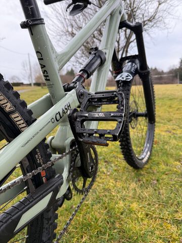 Used Commencal CLASH ORIGIN 2022 2022 Mountainbike, Light Gray, 27.5 — image 15 of 16