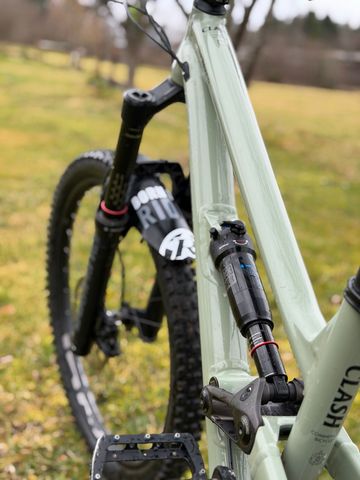 Used Commencal CLASH ORIGIN 2022 2022 Mountainbike, Light Gray, 27.5 — image 7 of 16