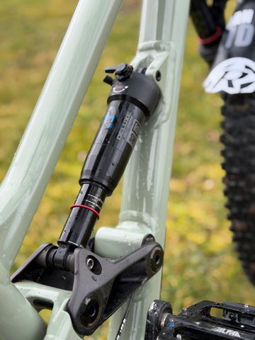 Used Commencal CLASH ORIGIN 2022 2022 Mountainbike, Light Gray, 27.5 — image 4 of 16