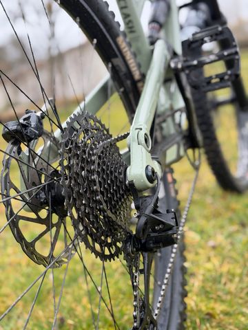 Used Commencal CLASH ORIGIN 2022 2022 Mountainbike, Light Gray, 27.5 — image 10 of 16