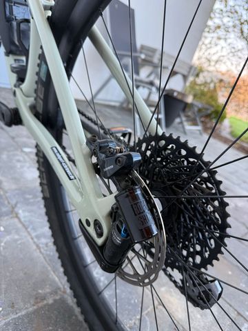 Used Specialized Epic Expert EVO 2019 2019 Mountainbike, Light Gray, 29 — image 6 of 13