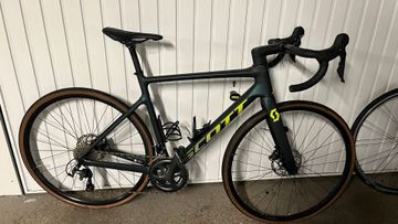 Used Scott Addict 40 2022 2022 Road & Gravel, Green — image 1 of 6