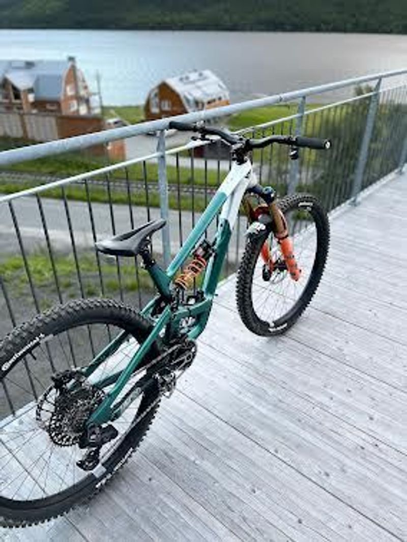 YT Industries Capra CORE 4 CF 29 2025 2025 Mountainbike usato, Arancione — immagine 2 di 4