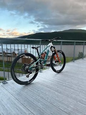 YT Industries Capra CORE 4 CF 29 2025 2025 Mountainbike usato, Arancione — immagine 1 di 4