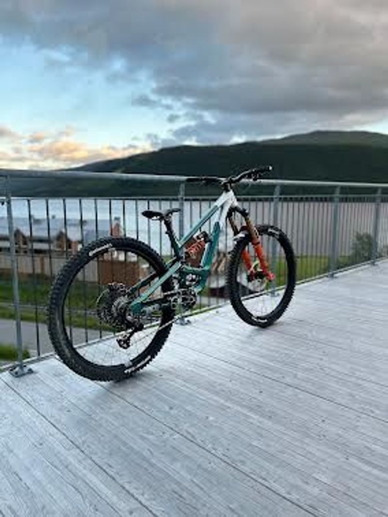 YT Industries Capra CORE 4 CF 29 2025 2025 Mountainbike usato, Arancione — immagine 1 di 4