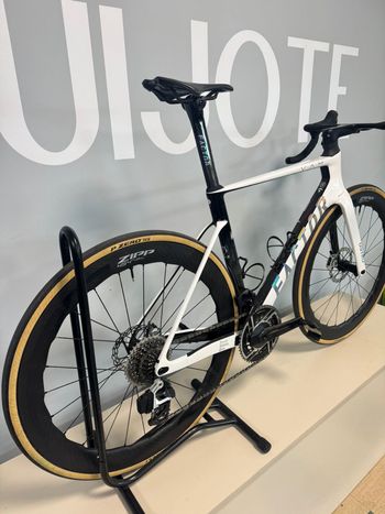 Used Factor Ostro SRAM Red 2026 Road & Gravel, Blanco — image 2 of 3