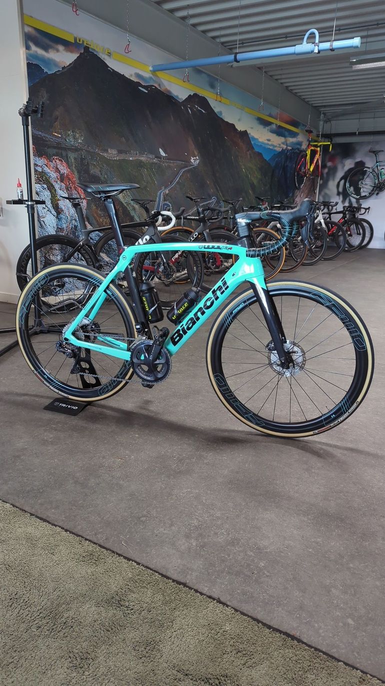 Bianchi OLTRE XR4(RIM)2020 R8150アルテグラDi2＆Metron5D 2020 Bianchi Oltre XR4 Ultegra Di2 – Specs, Comparisons, Reviews