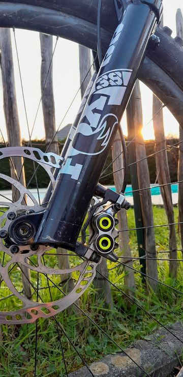Used Giant Reign Shimano Deore XT 2021 Mountainbike, Light Gray — image 2 of 10