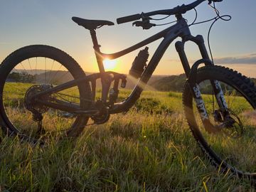 Used Giant Reign Shimano Deore XT 2021 Mountainbike, Light Gray — image 9 of 10