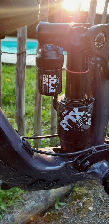 Used Giant Reign Shimano Deore XT 2021 Mountainbike, Light Gray — image 10 of 10