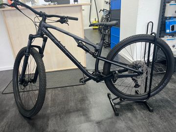 Rocky Mountain Element A10 Shimano 2023 2023 Mountainbike usato, Nero — immagine 2 di 8
