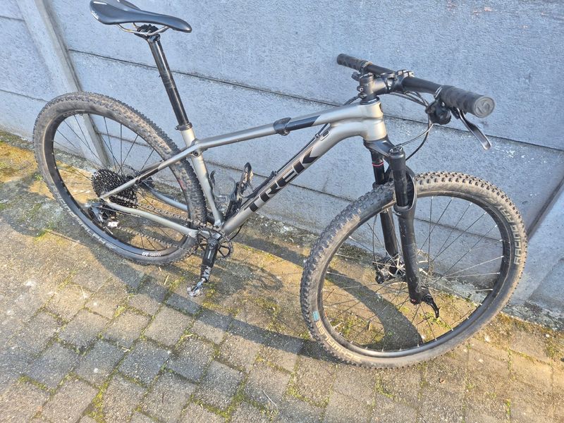 Used Trek Procaliber 6 2020 2020 Mountainbike, Light Gray, 27.5, 29 — image 2 of 6