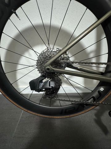 Used Specialized Tarmac SRAM Red eTap AXS 2024 Road & Gravel, Green — image 6 of 15