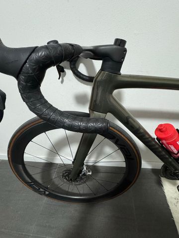 Used Specialized Tarmac SRAM Red eTap AXS 2024 Road & Gravel, Green — image 2 of 15
