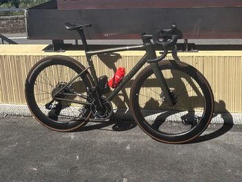 Used Specialized Tarmac SRAM Red eTap AXS 2024 Road & Gravel, Green — image 8 of 15