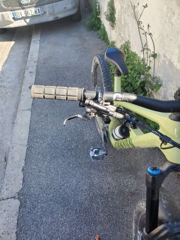 Used Canyon Torque 29 CF 8 2024 2024 Mountainbike, Green, 29 — image 4 of 8