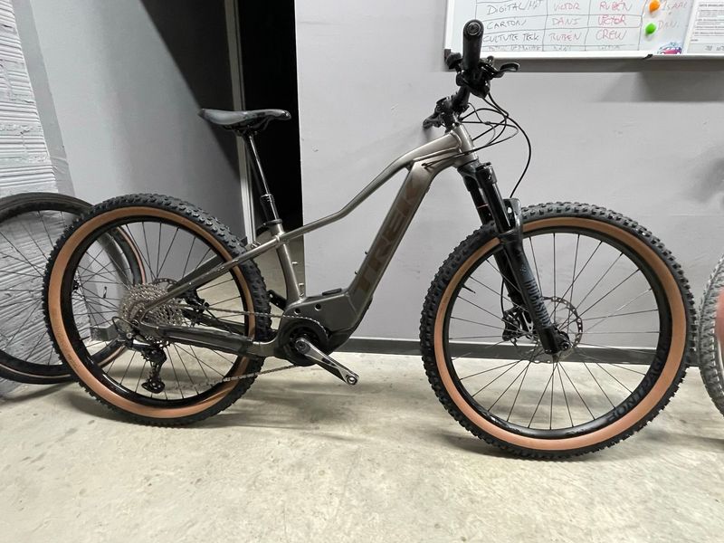 Used Trek Marlin+ 8 2024 2024 Mountainbike, Light Gray, 27.5, 29 — image 1 of 12
