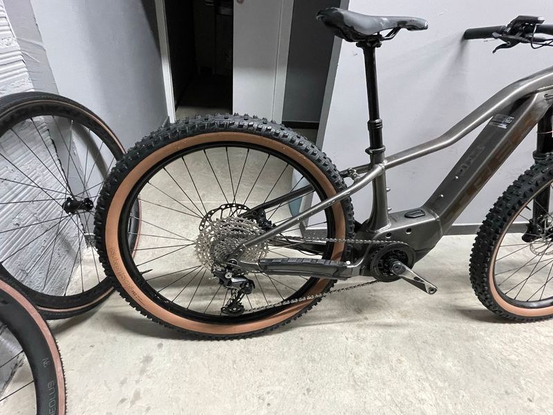 Used Trek Marlin+ 8 2024 2024 Mountainbike, Light Gray, 27.5, 29 — image 3 of 12