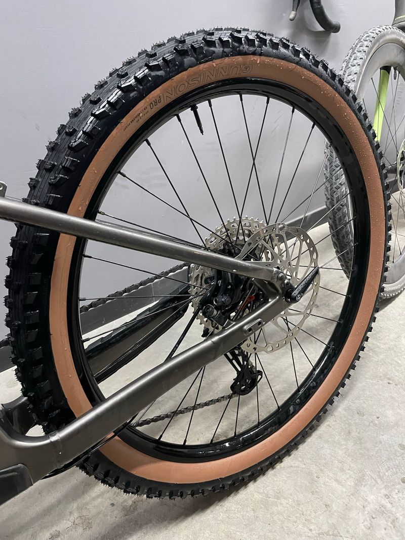 Used Trek Marlin+ 8 2024 2024 Mountainbike, Light Gray, 27.5, 29 — image 9 of 12