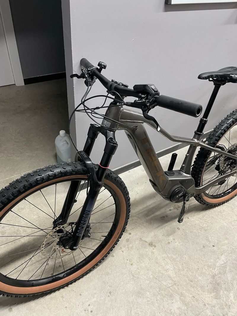 Used Trek Marlin+ 8 2024 2024 Mountainbike, Light Gray, 27.5, 29 — image 10 of 12