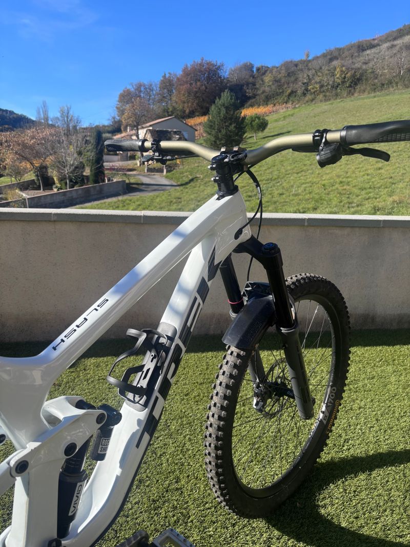 Tweedehands Trek Slash 9.8 2023 Mountainbike — afbeelding 2 van 4