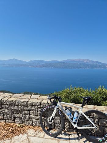 Used Specialized Tarmac SL7 Sport - Shimano 105 2024 2024 Road & Gravel — image 12 of 16