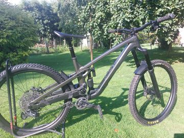Used Trek Slash Gen6 2024 Mountainbike, Light Gray, Mixed — image 2 of 14