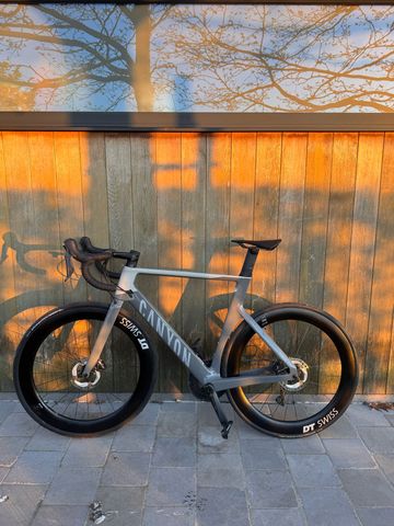 Tweedehands Canyon Aeroad CF SL 8 2023 2023 Road & Gravel — afbeelding 1 van 13