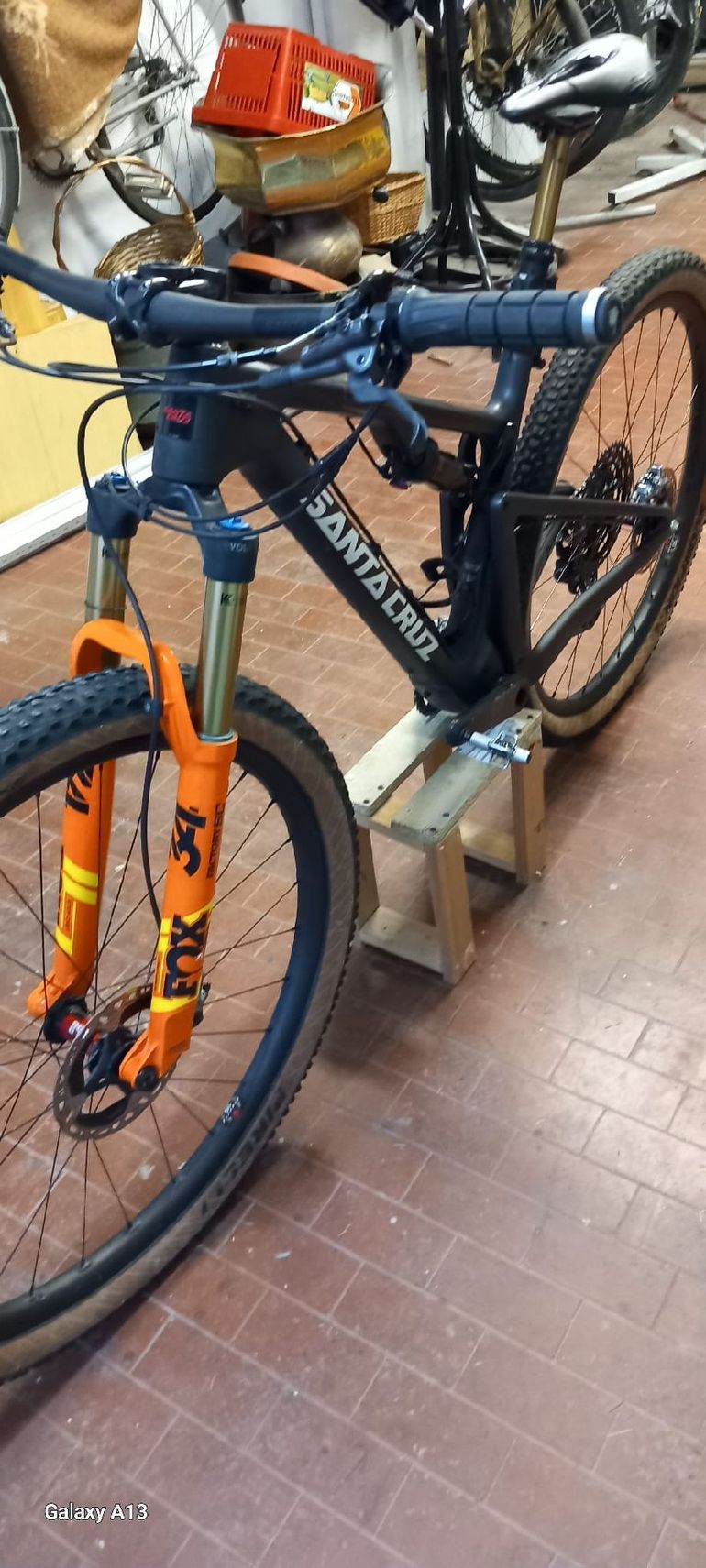 Used Santa Cruz Santa Cruz Custom Shimano Dura Ace Di2 2020 Mountainbike — image 1 of 8