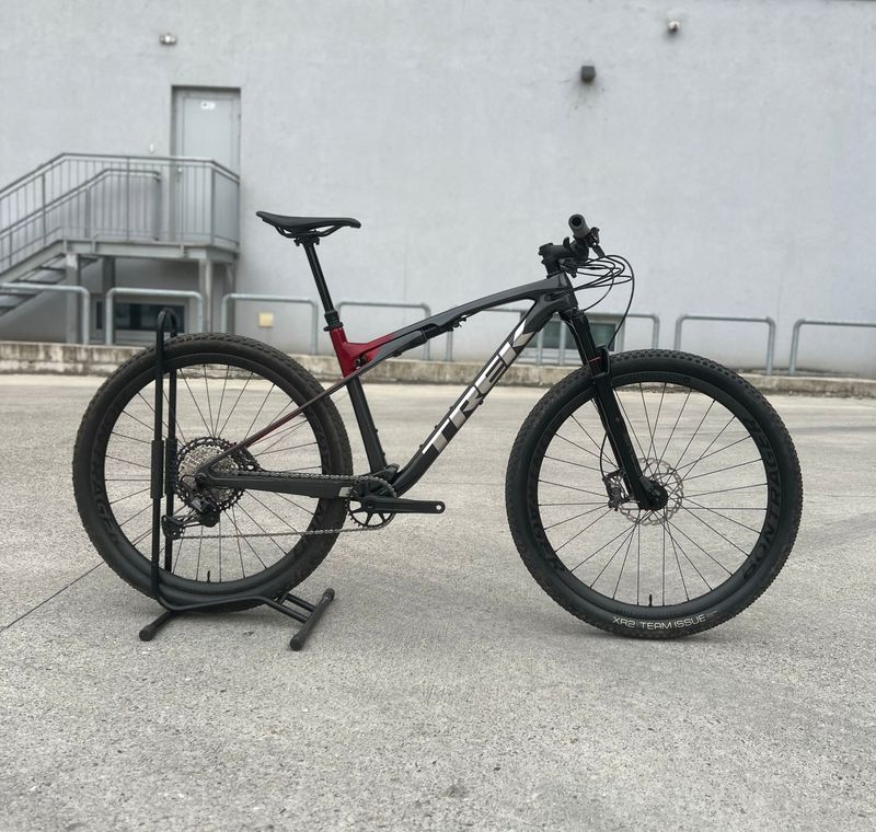 Used Trek Supercaliber 9.7 2022 2022 Mountainbike, Light Gray, 29 — image 1 of 6