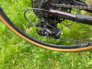 Used Giant Revolt Advanced 1 2020 2020 Road & Gravel, Purple — image 4 of 6