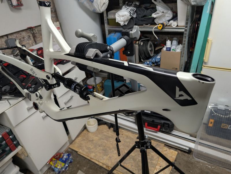 Used YT Industries Jeffsy 27 CF Pro 2018 Frameset 2018 Mountainbike, White, 27.5 — image 8 of 9
