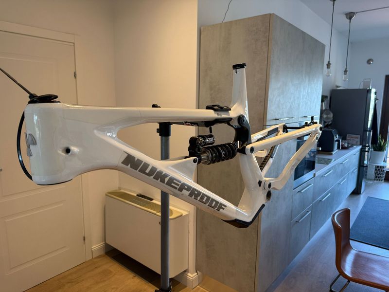 Nukeproof Mega 290 Carbon Frame Only 2022 Frameset 2022 Mountainbike de segunda mano, Blanco — imagen 10 de 13