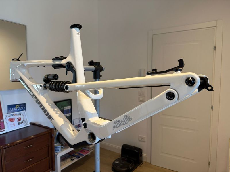 Nukeproof Mega 290 Carbon Frame Only 2022 Frameset 2022 Mountainbike de segunda mano, Blanco — imagen 9 de 13