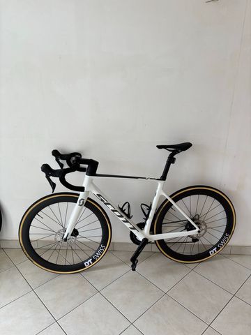 Used Scott Addict Shimano 105 2022 Road & Gravel, White — image 2 of 10