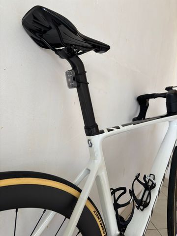 Used Scott Addict Shimano 105 2022 Road & Gravel, White — image 9 of 10