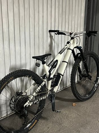 Used Specialized Stumpjumper EVO Expert - SRAM GX Eagle AXS, FOX Performance Elite 2023 2023 Mountainbike, White, 29 — image 6 of 29