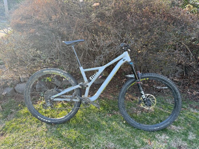 Used Specialized Stumpjumper Comp Alloy 29 2020 2020 Mountainbike, Light Gray, 29 — image 1 of 3