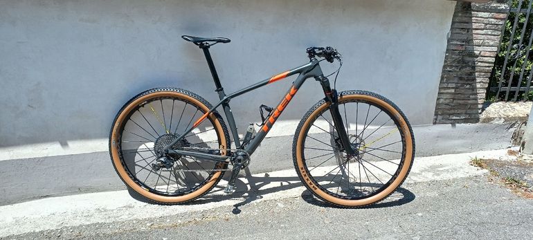 Used Trek Procaliber 9.7 2018 2018 Mountainbike, Light Gray, 27.5, 29 — image 1 of 5