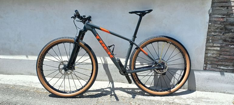 Used Trek Procaliber 9.7 2018 2018 Mountainbike, Light Gray, 27.5, 29 — image 2 of 5