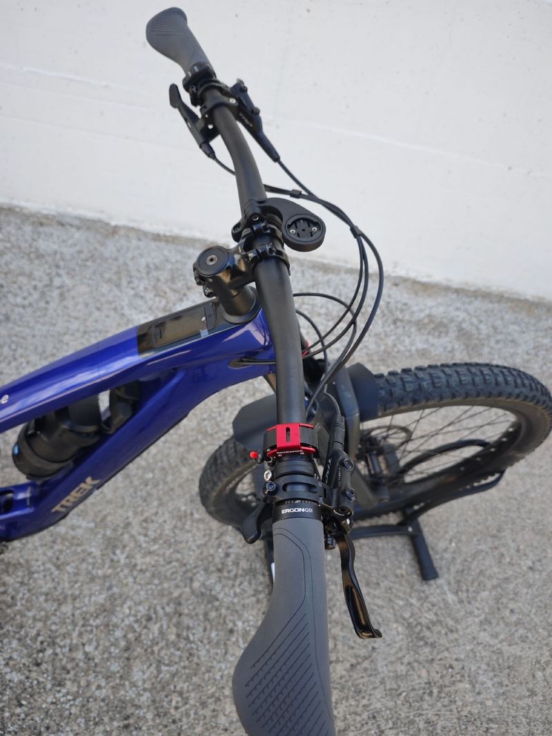 Trek Fuel EXe 9.5 2023 2023 Mountainbike usato, Blu — immagine 9 di 18