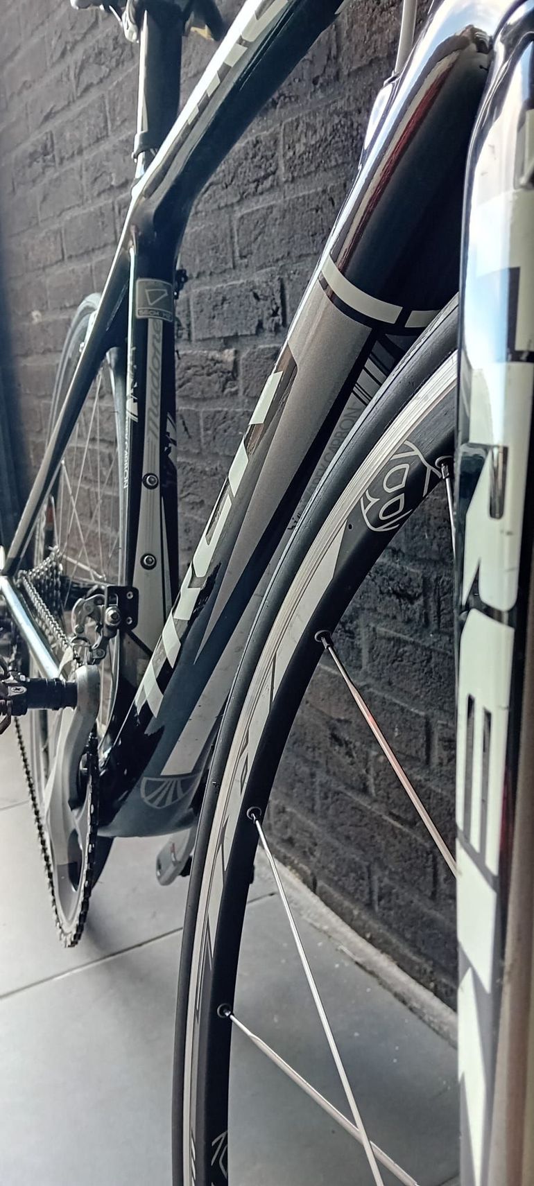 Used Trek Madone 5.2 2011 2011 Road & Gravel, Black — image 2 of 6