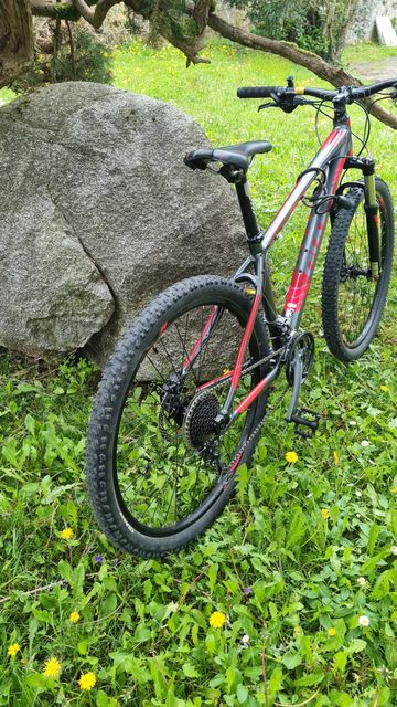 Used Giant Talon 27.5 3 2016 2016 Mountainbike, Red, 27.5 — image 2 of 8