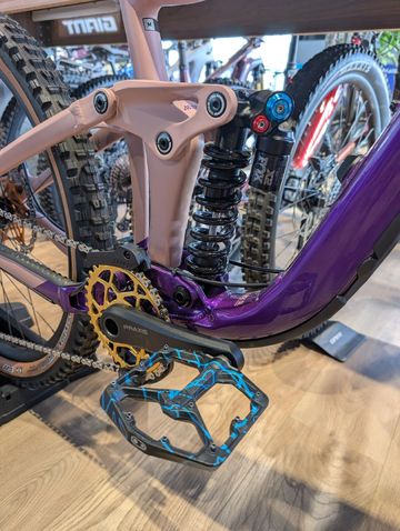Used Giant Reign Shimano Deore 2023 Mountainbike, Purple — image 3 of 5